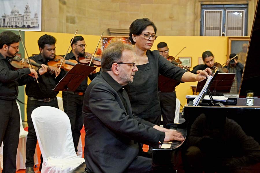 Virtuoso pianist Alessandro Commellato mesmerised the audience at the piano concerto, playing classics by the European maestros. The Kolkata Sinfonietta Orchestra and Choir joined Commellato in the rendition of the classical pieces