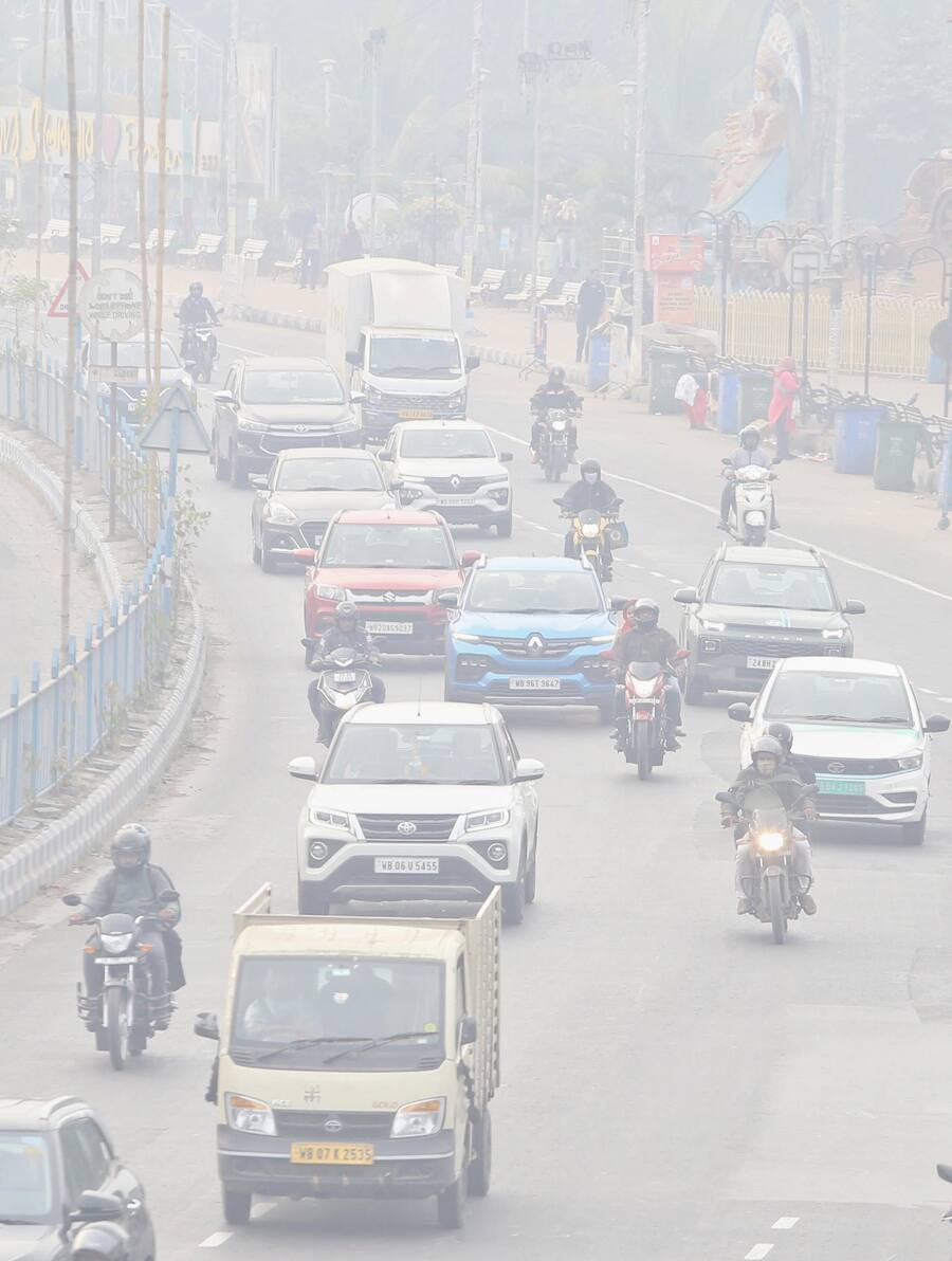 EM Bypass was shrouded in smog on Wednesday morning. The Air-Quality Index (AQI) in Kolkata was around 146  