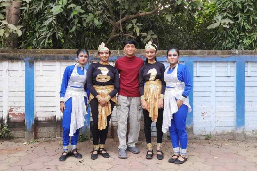 Dance teacher Sujit Chowdhury with his team from Kalyani Public School