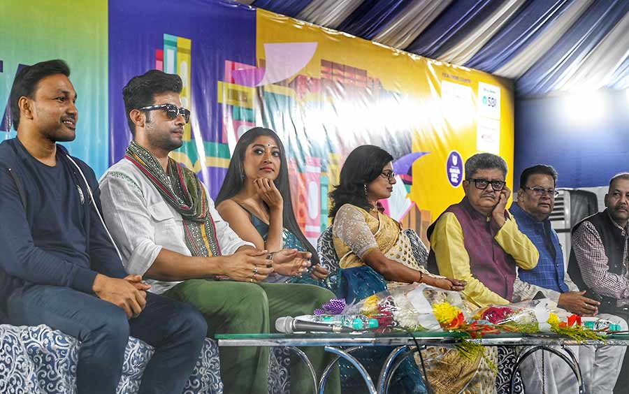 Actress Paoli Dam (third from left) and Publishers and Booksellers Guild president Tridib Chattopadhyay (third from right) were among several prominent personalities present during the trailer and poster launch of ‘Chhaad’ at the SBI Auditorium on the Boi Mela Prangan in Salt Lake’s Karunamoyee on Thursday