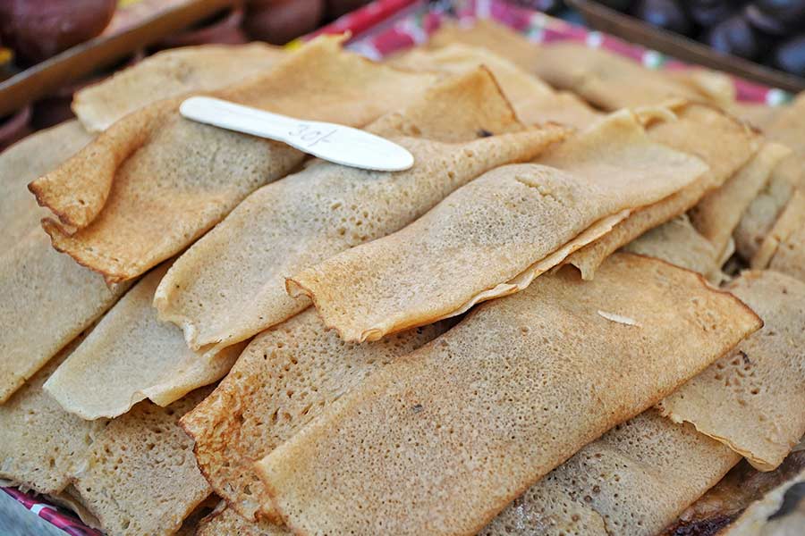 A January event in Bengal and without its most celebrated winter dish, the ‘pithe pulis’? No way! Patishapta, with coconut and jaggery filling, are bringing a sweet end to the gastronomic adventures of the book lovers at the fair
