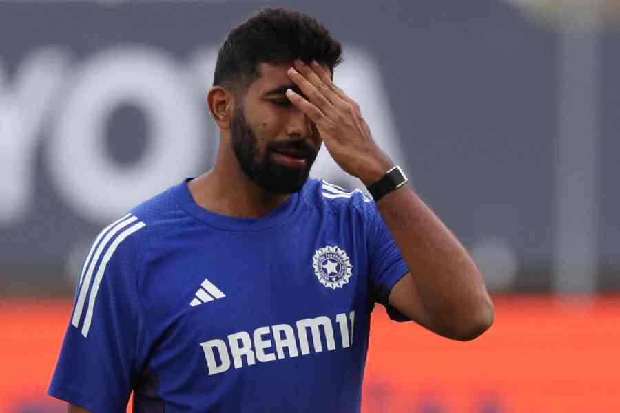 Shastri criticizes India's decision to rest Bumrah for crucial Test