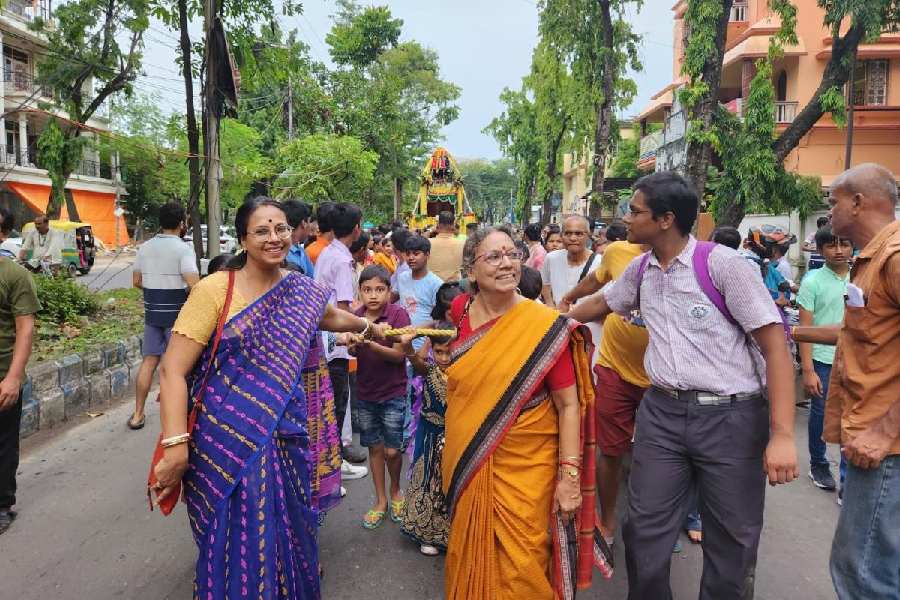 Children and the elderly pull the chariot around DD Block