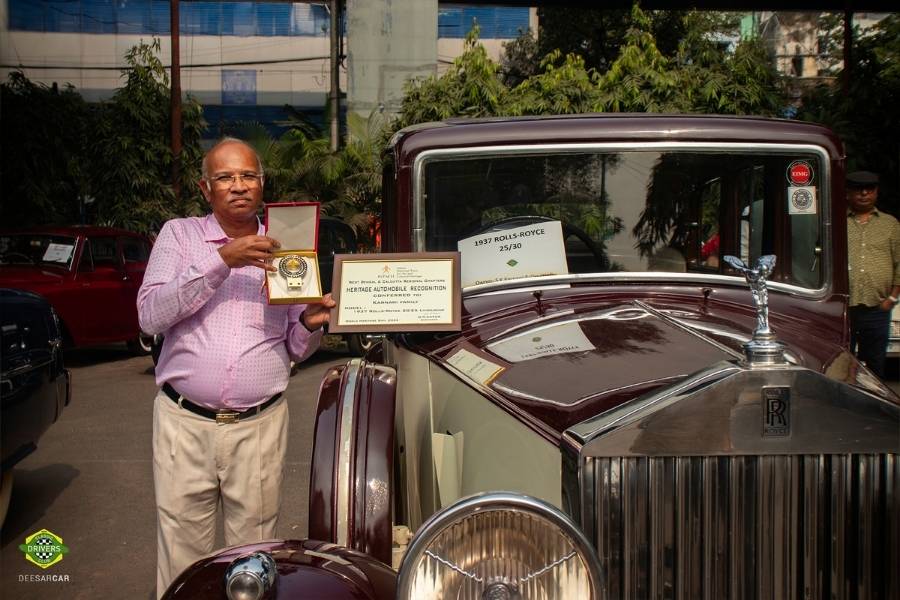 Karnani with the INTACH award