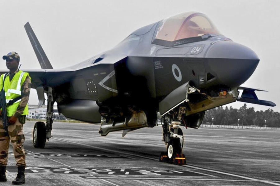 UK Team Arrives to Fix or Dismantle Grounded Stealth Jet