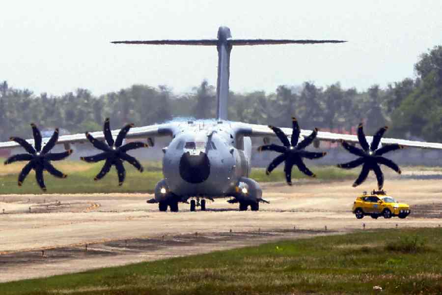 UK experts assess grounded Royal Navy fighter jet in India