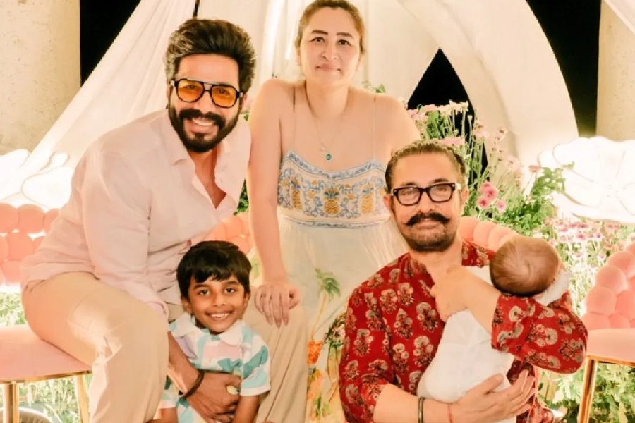 (left to right) Vishnu Vishal, Jwala Gutta, Aamir Khan, Mira and Aryan