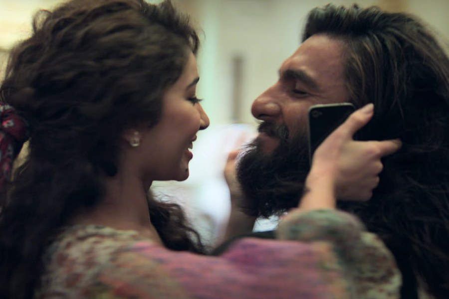 Sara Arjun and Ranveer Singh in 'Dhurandhar'