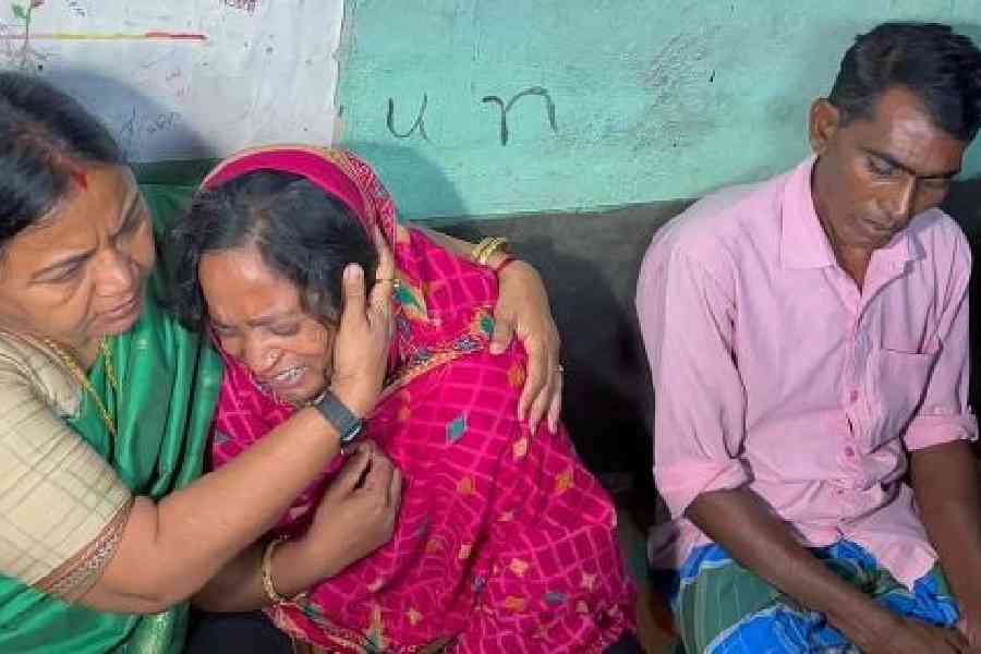 Sabina Sheikh breaks down while speaking to National Commission for Women member Archana Majumdar at her residence in Molandi village on Monday. Picture by Abhi Ghosh