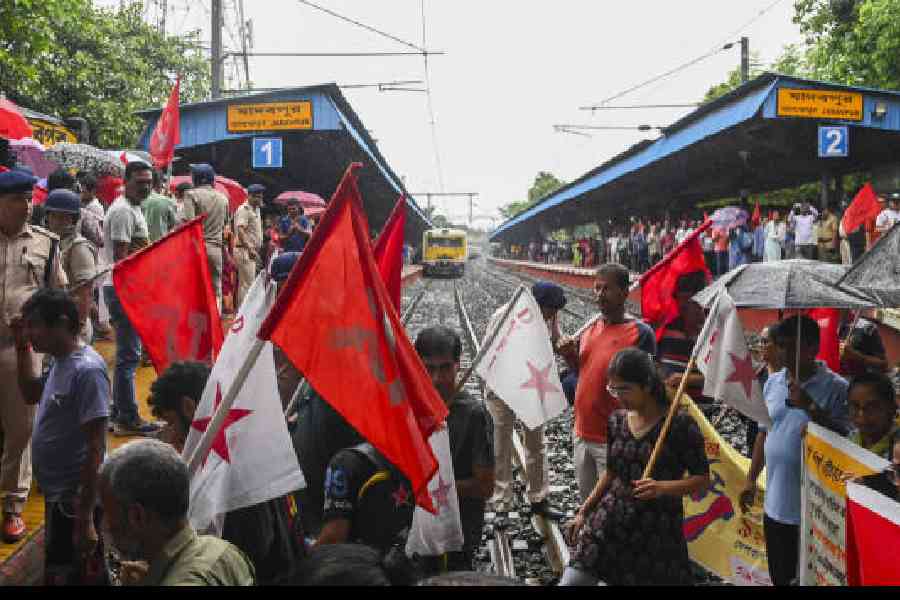 At Jadavpur station, the bandh enforcers marched on to the platform raising slogans for wage hike. Tyres were set ablaze to block the traffic
