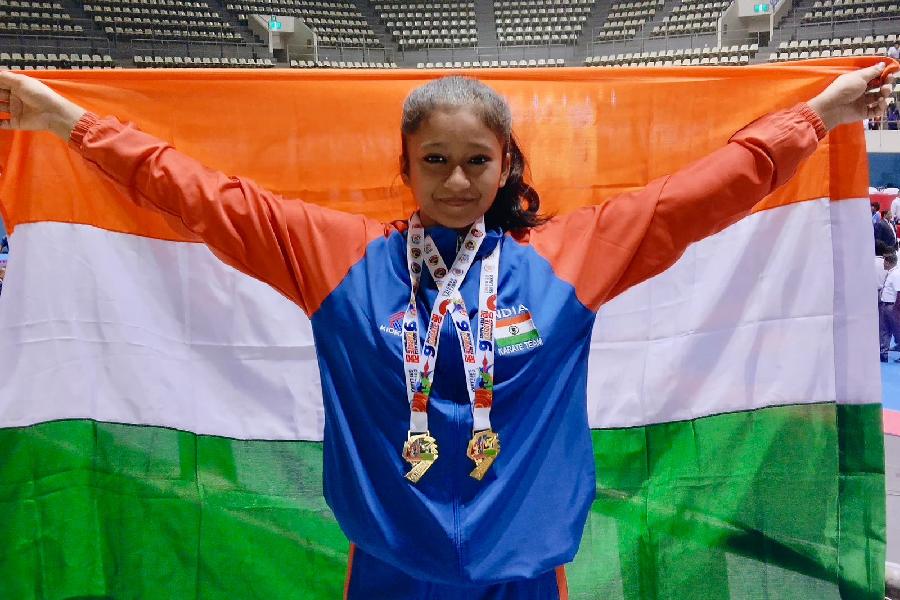 Bipaasha Paul holds  the tricolour high after her win in Colombo