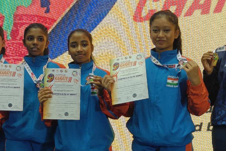 Ujjesha Ghosh, Diya Roy and Bipaasha Paul with their silver