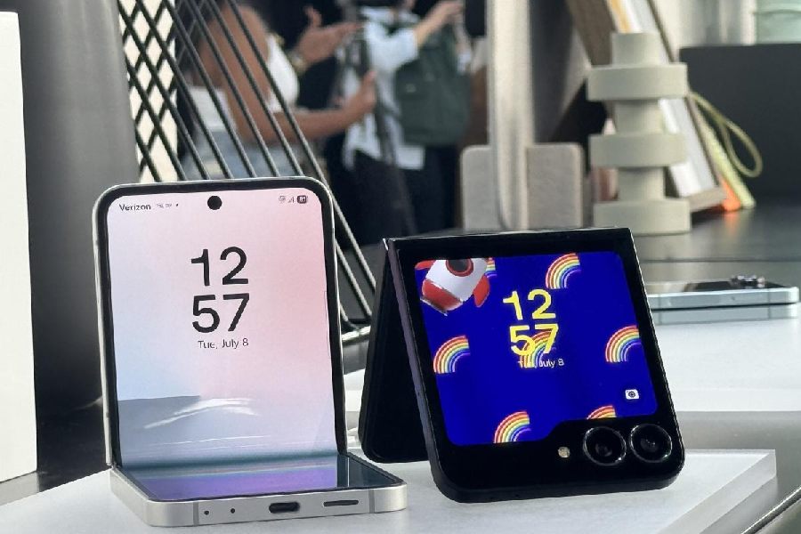 Samsung Galaxy Z Flip7 FE features a 6.7-inch main display for an immersive viewing experience. The 50MP FlexCam enables high-quality selfies and video in Flex Mode