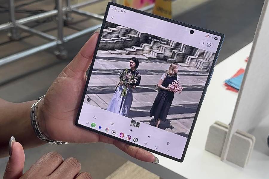 The phone comes with a 200MP wide-angle camera that captures 4x more detail