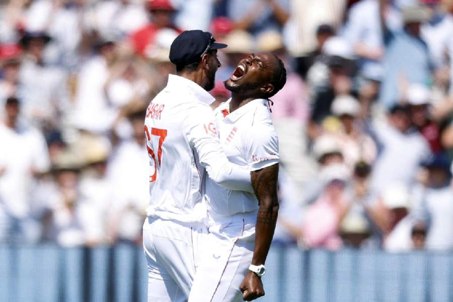 England's Jofra Archer celebrates with Shoaib Bashir after taking the wicket of India's Yashasvi Jaiswal