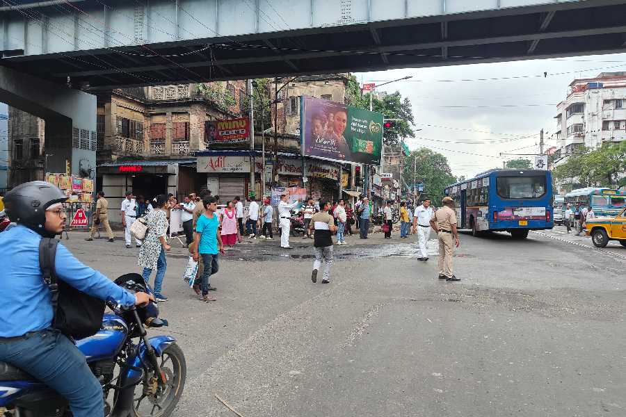 With the High Court issuing strong instructions that traffic should not be halted or disrupted between 9am-11am, the Kolkata Traffic Police ensured traffic flowed smoothly from Ballygunge towards Park Circus seven-point crossing