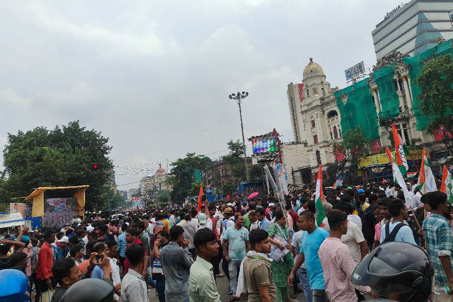 Esplanade crossing was quite the sight as cars came to a standstill with little wiggle room as the footfall far surpassed the vehicles. From the main road crossing opposite Maidan Market all the way to the Esplanade bus stand, people poured in in large numbers
