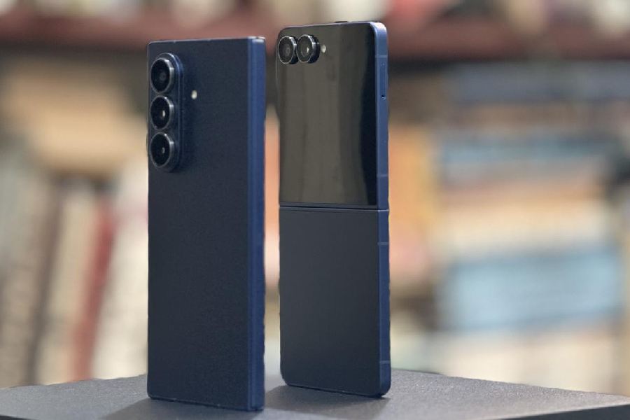 The design difference between Galaxy Z Fold7 (left) and Flip7