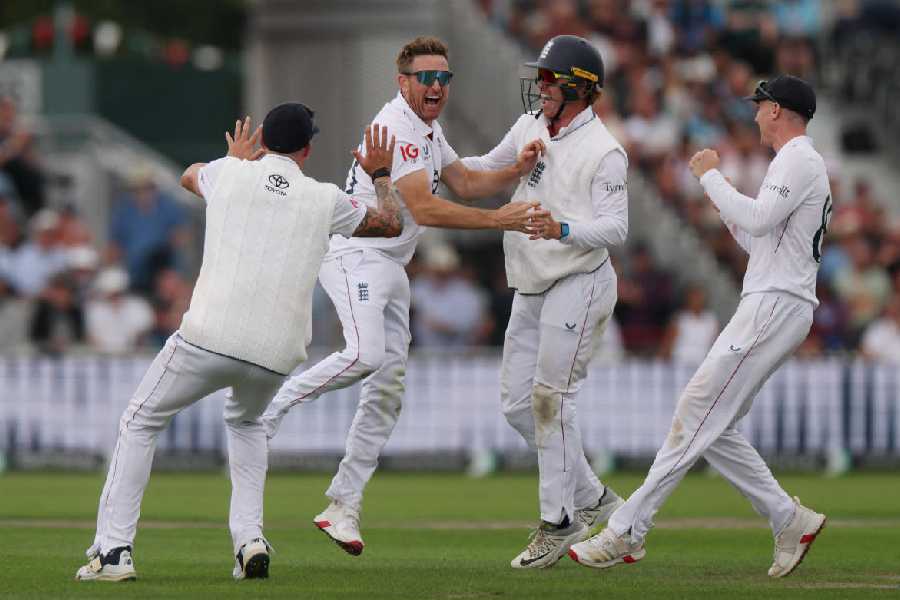 England's Liam Dawson celebrates with teammates after taking the wicket of India's Yashasvi Jaiswal.