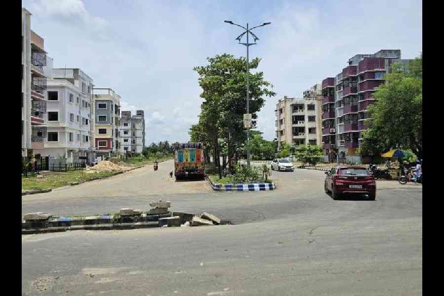 The entry to Street 645 that leads to Eco Urban Village and Taranyo. The extension of the divider makes it difficult for vehicles to turn into the correct lane from the main road