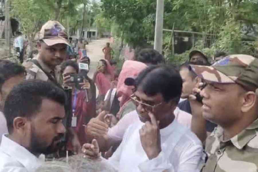 MP Khagen Murmu faces angry victims of erosion in Ratua-I block of Malda on Sunday.  Picture by Soumya De Sarkar