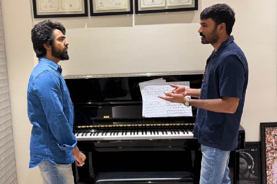 Dhanush (right) and GV Prakash Kumar (left)