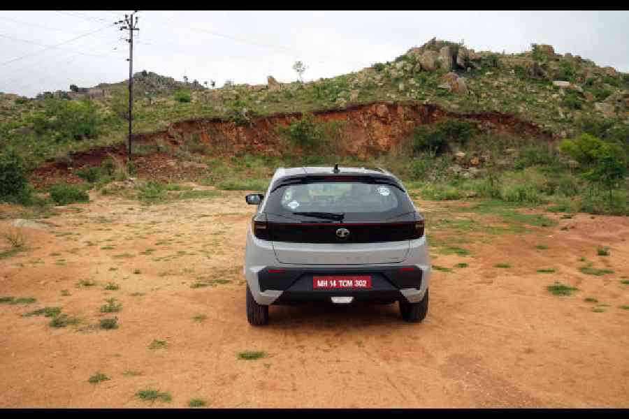 The rear end remains similar but the bumper is now new and so are the tail lights which incorporate a the infinity strip that goes right across the bootlid