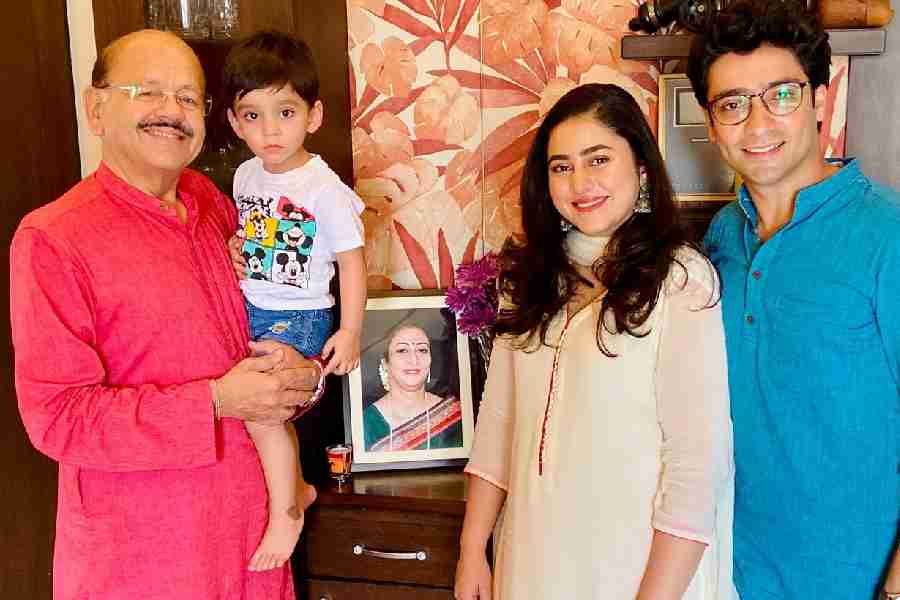 Gaurav Chakraborty posed for photos with wife Ridhima Ghosh and son Dheer. The actor enjoyed a delicious lunch at his in-laws' place.  