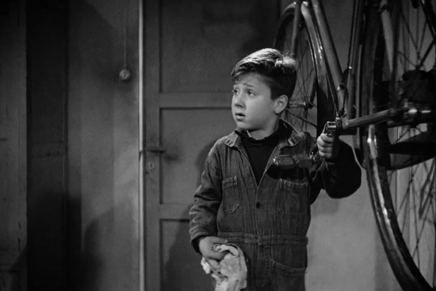 A still from \\\\\\\\\\\\\\\'Bicycle Thieves\\\\\\\\\\\\\\\'