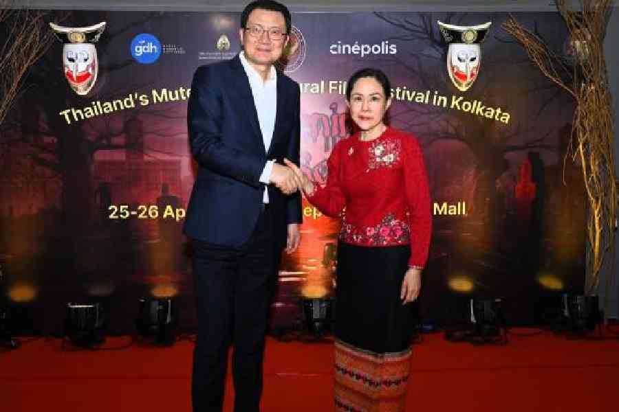 Thai consul general Siriporn Tantipanyathep welcomes her Chinese counterpart Xu Wei