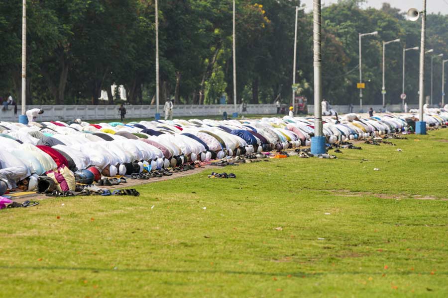 People offer ‘namaz’ on the occasion of ‘Eid-ul-Azha’ festival, at Indira Gandhi Sarani, formerly known as Red Road, in Kolkata, West Bengal.