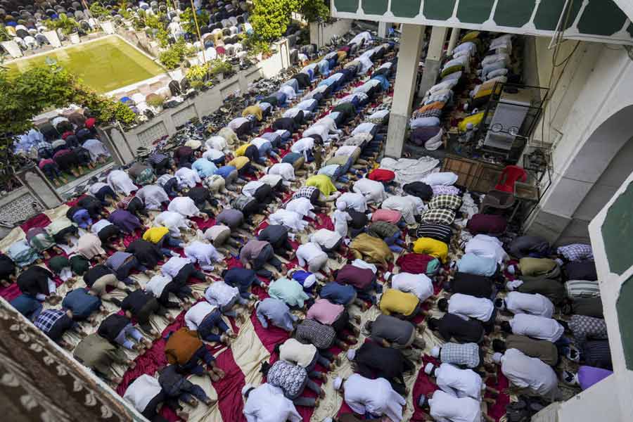 People offer ‘namaz’ on the occasion of ‘Eid-ul-Azha’ festival, at Jama Masjid Khairuddin, in Amritsar, Punjab.