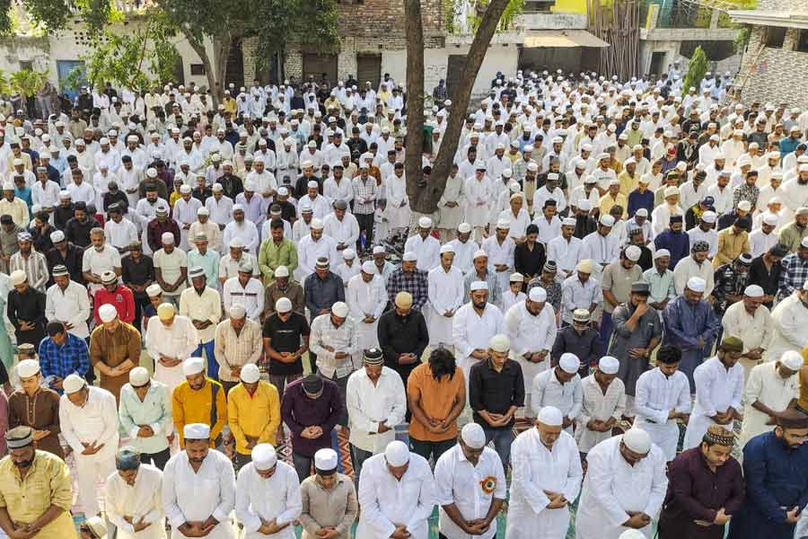 People offer ‘namaz’ on the occasion of ‘Eid-ul-Azha’ festival at Kela Bhatta Islam Nagar Idgah, in Ghaziabad, Uttar Pradesh.