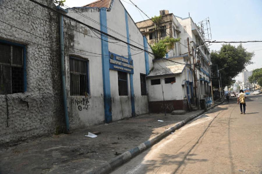 An empty footpath after KMC's relocation drive