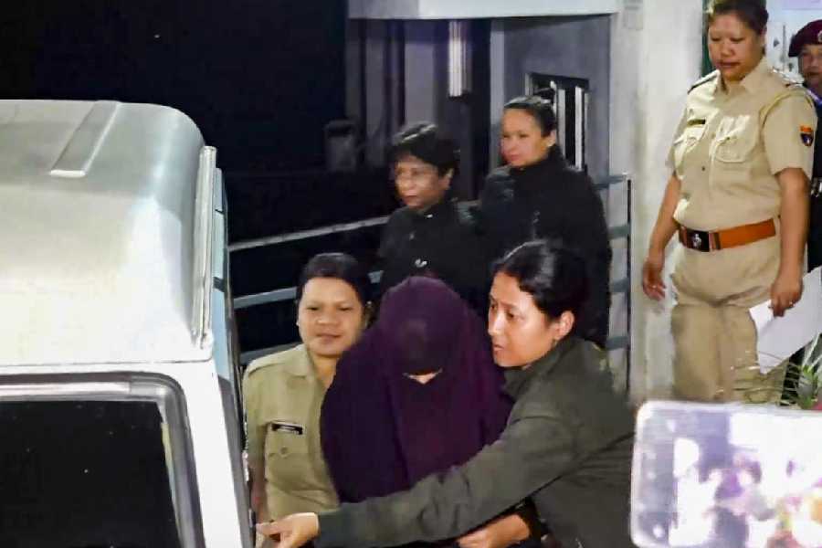 Police escort Sonam Raghuvanshi, accused in the alleged murder of her husband Raja Raghuvanshi during their honeymoon in Meghalaya, after her medical check-up at Ganesh Das Hospital, in Shillong