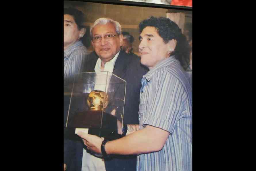 Biswajiban Majumdar, chairman of Bidhannagar Municipality, hands a golden ball to Diego Maradona at Salt Lake stadium on December 6, 2008