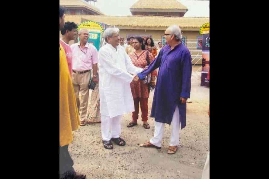 2009: Bidhannagar Municipality chairman Biswajiban Majumdar with Soumitra Chatterjee in course of the shooting of a short film Ek Shohorer Katha