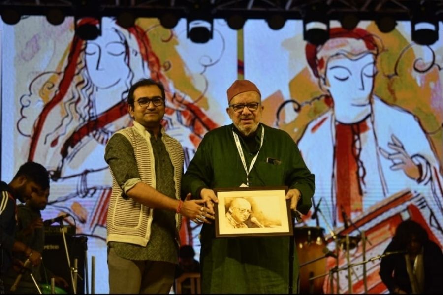 Mukherjee presents Kabir Suman with a painting