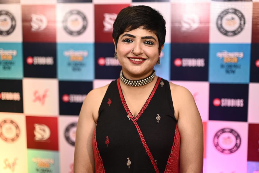 Singer Lagnajita Chakraborty also attended the special screening. She looked gorgeous in a black-and-red ensemble. 