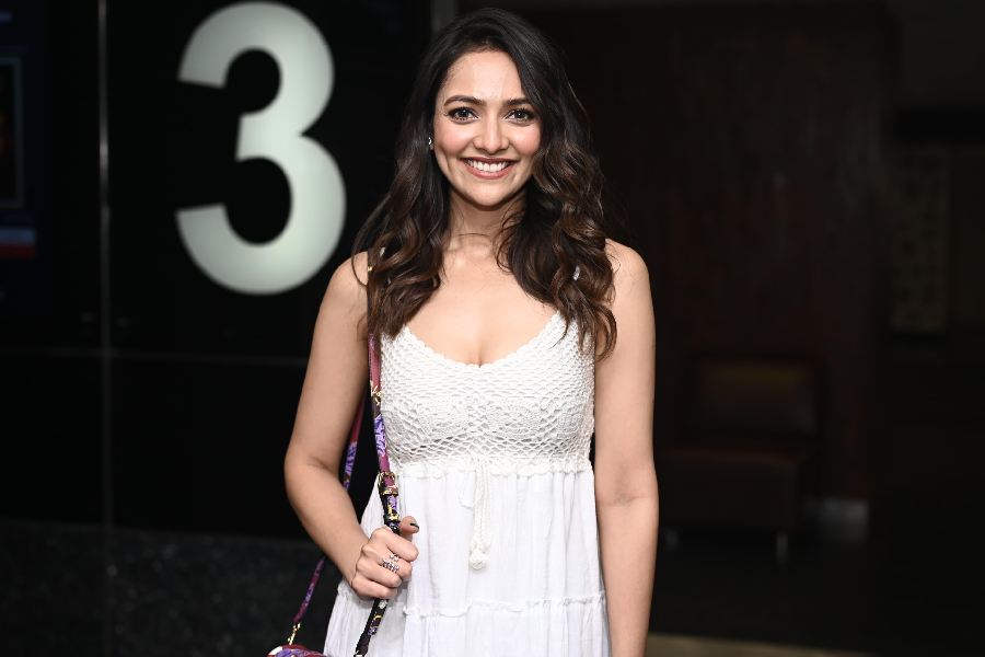Actress Susmita Chatterjee, known for her roles in Kacher Manush (2022) and Chengiz (2023), stunned in a white sleeveless dress. 