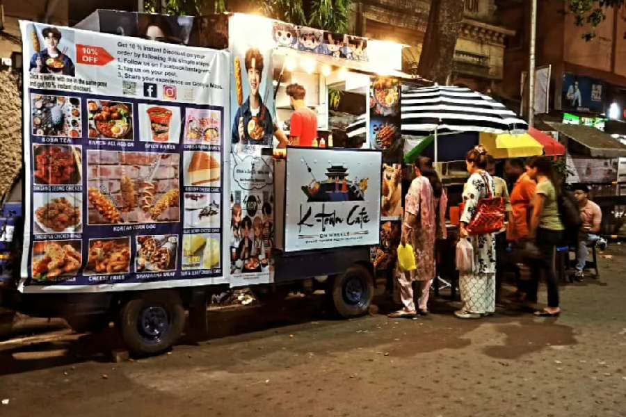 K-Town Cafe food truck in College Square, Kolkata