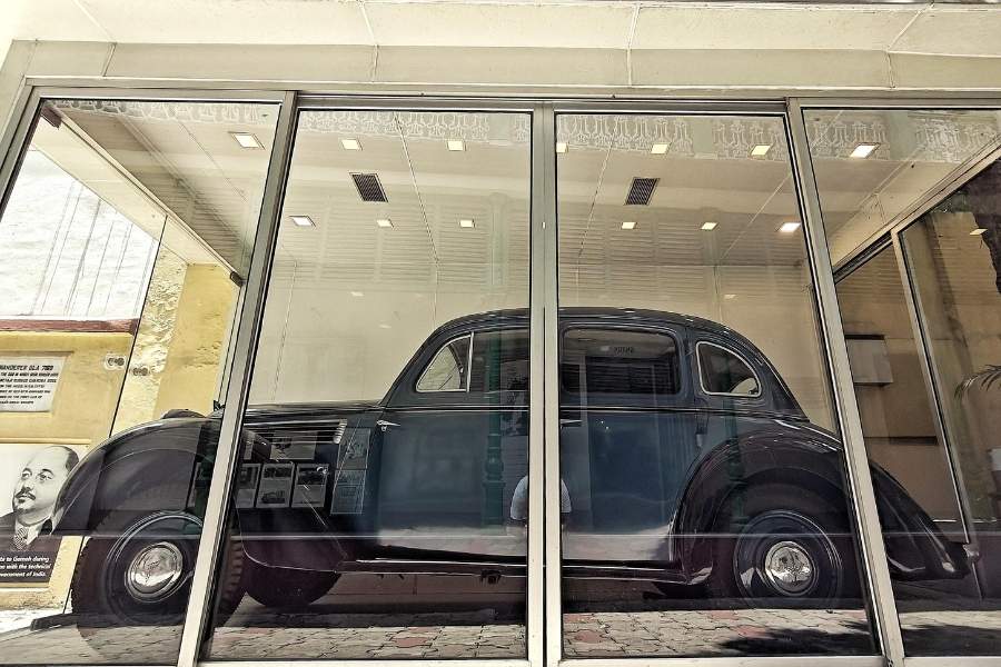 The car featured a four-cylinder engine, steel-spoked wheels, and high ground clearance
