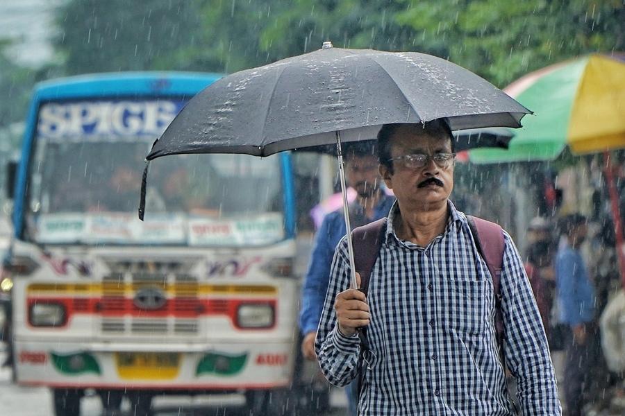 Several spells of light to moderate rain and thundershowers are likely to occur, accompanied by at least one intense spell of rain estimated to fall at a rate of 2 to 3 centimetres per hour