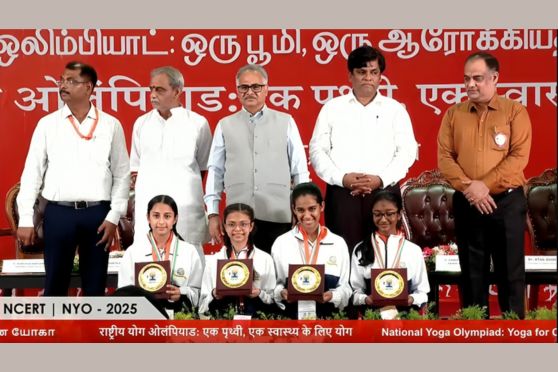 In the photograph - Top Row- Shri Hanumant Rao ( second from the left), Prof. Dinesh Prasad Saklani, (Third from the left), Shri Iswar V Basavaraddi, (fourth from the left), others are Shri Mukesh Verma, Shri Atul Dubey   Bottom Row- Ananya Sengupta (Fourth from the left- The Heritage School), Aditri De (Second from the left-The Heritage School), others are Devanshi Shinde (Tree House High School, Pune) Savera (St. Stephens School, Chandigarh)