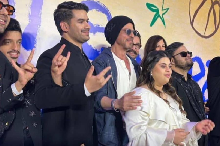 Shah Rukh Khan posed with the cast of the film directed by R.S. Prasanna