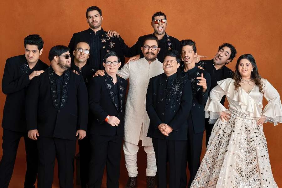 Aamir looked dashing in a white kurta designed by couturiers Abu Jani and Sandeep Khosla.