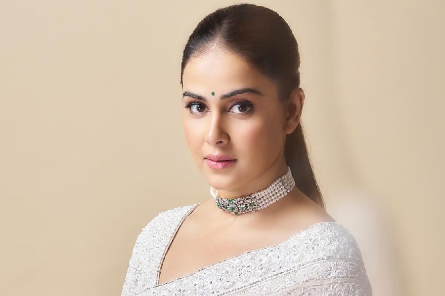 Genelia Deshmukh, who essays the role of Gulshan’s wife Suneeta in the film, looked gorgeous in a white Abu Jani Sandeep Khosla sari. 