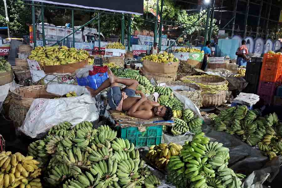 Sealdah market. Scorching Calcutta summer, 2025.