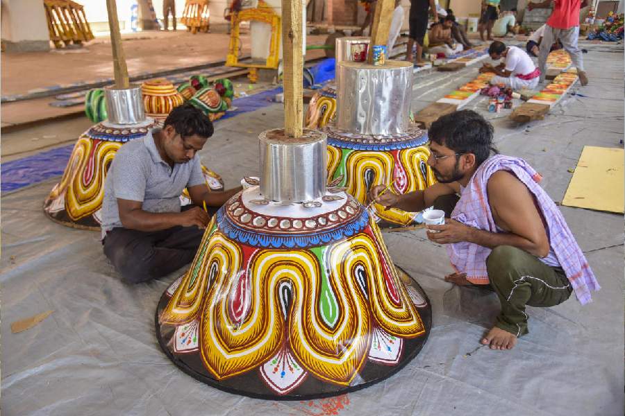 Artisans paint for the construction of chariots