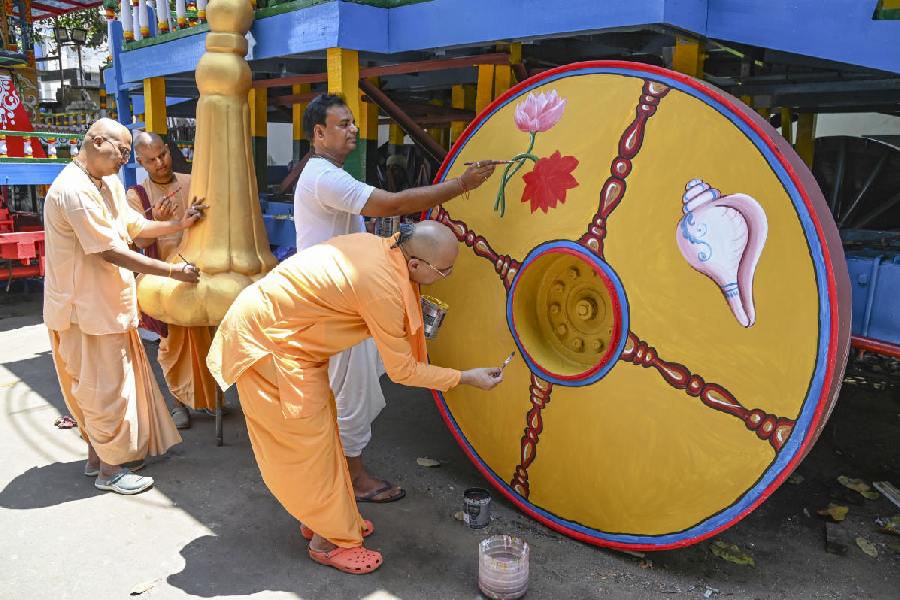 ISKCON monks paint the Rath